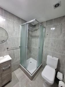 Un baño con ducha, inodoro y lavabo. en Temporarios Eclipse, en El Carmen
