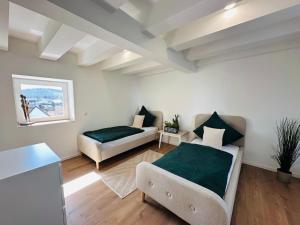 a bedroom with a bed and a couch in a room at Sehr gut ausgestattetes Einfamilienhaus in Hochspeyer