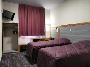 una camera d'albergo con due letti e una TV a schermo piatto di Hôtel Siatel Besançon Chateaufarine a Besançon