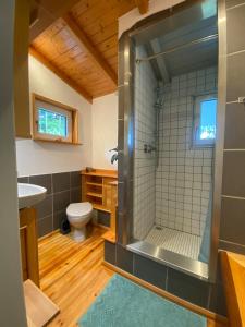 Ένα μπάνιο στο Ferienhaus im Grünen mit Weitblick