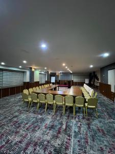 a conference room with a long table and chairs at زاده هوتيل - Zade Hotel in Duhok