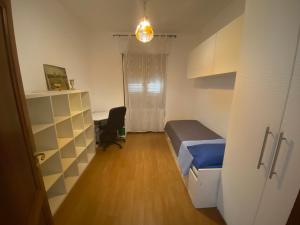 a small room with a bed and a desk at Casa Tranquilla vicino al Centro in Padova
