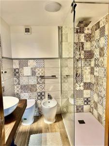 un bagno con wc, lavandino e doccia di Casa Kevisco a Roma
