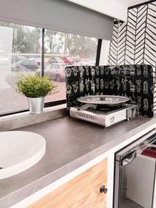 Η κουζίνα ή μικρή κουζίνα στο Alquila Camper Van EXPLORA TENERIFE