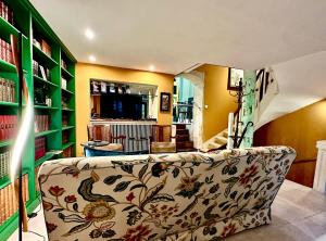 a couch in a living room with yellow walls at Le Logis Plantagenêt in Bergerac