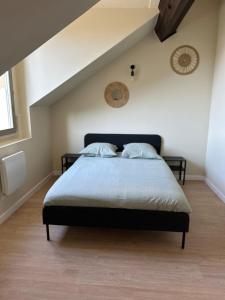 Postel nebo postele na pokoji v ubytování Appartement gare chateaucreux