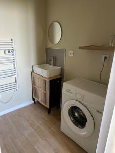Postel nebo postele na pokoji v ubytování Appartement gare chateaucreux