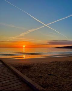 einen Sonnenuntergang am Strand mit Sonnenuntergang in der Unterkunft Luxury Apartment St Andrews in St Andrews + 5 Fotos