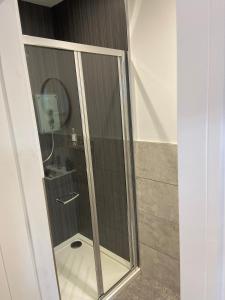 eine Dusche mit Glastür im Badezimmer in der Unterkunft Luxury Apartment St Andrews in St Andrews