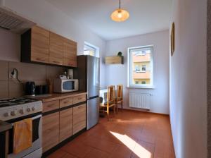 una cucina con frigorifero in acciaio inossidabile e finestra di Apartament #SIKORSKIEGO FV PARKING BALKON a Rzeszów