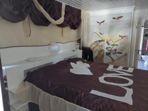 a bedroom with a bed with a sign on it at Mysigt boende med bastu och kamin in Strömstad