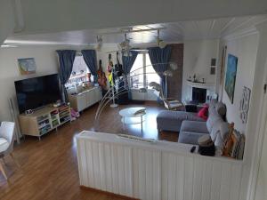 TV a/nebo společenská místnost v ubytování Mysigt boende med bastu och kamin