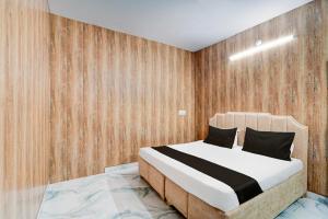 Una cama o camas en una habitación de Hotel O Om Kaar Nath athithi newas