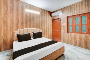 Una cama o camas en una habitación de Hotel O Om Kaar Nath athithi newas 22 fotos más