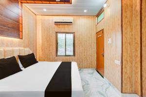 Una cama o camas en una habitación de Hotel O Om Kaar Nath athithi newas