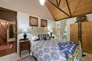 Un pat sau paturi într-o cameră la Hillside Country Retreat