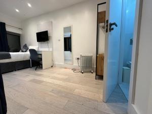 TV a/nebo společenská místnost v ubytování Eltham Hill Stay