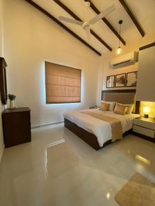 Un dormitorio con una cama y un ventilador de techo. en Santorini Meraki Villas, en Negombo 25 fotos más