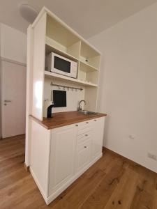 - une cuisine avec un comptoir, un four micro-ondes et un évier dans l'établissement La Casa di Nonna, à Conversano