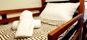 ein Bett mit einer Person mit Gipsbein in der Unterkunft 517 New Brenthill Premium Condo Near SMBaguio in Baguio City