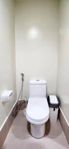ein weißes Bad mit einem WC und einem Mülleimer in der Unterkunft 517 New Brenthill Premium Condo Near SMBaguio in Baguio City + 7 Fotos