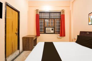 ラクナウにあるHotel O Chandra banquetsのベッドと窓のある寝室 +21枚の写真