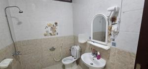 ブライダにあるالعييري للشقق المخدومة القصيم 1のシャワー、トイレ、洗面台を備えたバスルーム