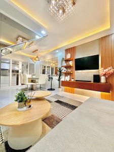 Televisyen dan/atau pusat hiburan di Cozy 2BR Home near airport with pool access