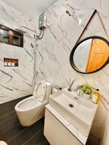 Bilik mandi di Cozy 2BR Home near airport with pool access