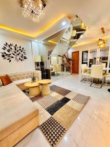 Ruang duduk di Cozy 2BR Home near airport with pool access