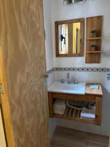 Ένα μπάνιο στο Depto 24 en Barrio Villa Belgrano excelente ubicación