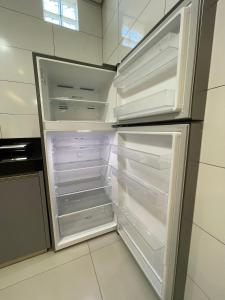 モンテス・クラロスにあるEssenza Loftのキッチンにあるドアが開いたままの空の冷蔵庫