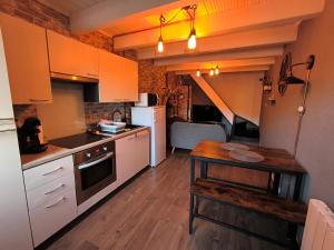 Kuchyň nebo kuchyňský kout v ubytování La Roche Blanche, maison de bourg pleine de charme