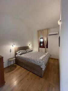 a bedroom with a bed and a wooden floor at Kuća za odmor in Sveti Filip i Jakov