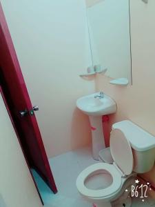 Koupelna v ubytování Hostal Montecarlos + 27 fotografií