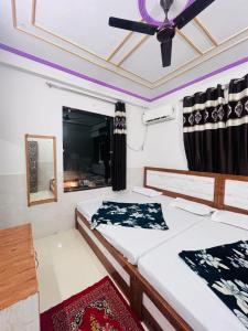 Katil atau katil-katil dalam bilik di New khandelwal Guest House