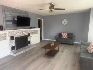 Μια τηλεόραση ή/και κέντρο ψυχαγωγίας στο Kirksville Guest House Pet Friendly