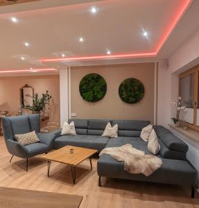 Posezení v ubytování Luxury Spa Apartment mit Sauna, Outdoor Whirlpool & Panorama