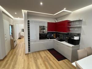 Η κουζίνα ή μικρή κουζίνα στο Gjiri i Lalzit, Durres - San Pietro - Alfred's Apartments with Garden