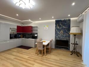 Η κουζίνα ή μικρή κουζίνα στο Gjiri i Lalzit, Durres - San Pietro - Alfred's Apartments with Garden