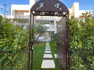 Κήπος έξω από το Gjiri i Lalzit, Durres - San Pietro - Alfred's Apartments with Garden +9 φωτογραφίες