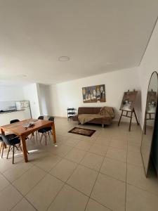 un soggiorno con un tavolo e un divano di Apartamento Paris a San Luis