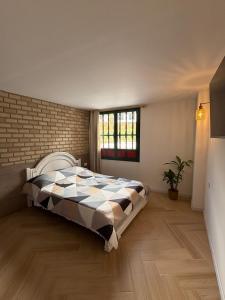 Giường trong phòng chung tại Alma House