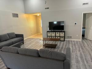 TV a/nebo společenská místnost v ubytování Pet-Friendly SW Home, 13 Mins to Mizzou