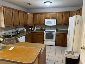 Kuchyň nebo kuchyňský kout v ubytování Pet-Friendly SW Home, 13 Mins to Mizzou + 6 fotografií