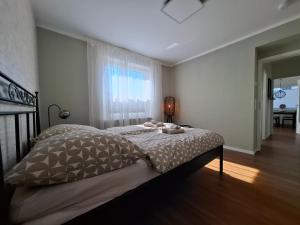 une chambre avec un lit et une fenêtre dans l'établissement Charmante Ferienwohnung in Tecklenburg, à Tecklembourg