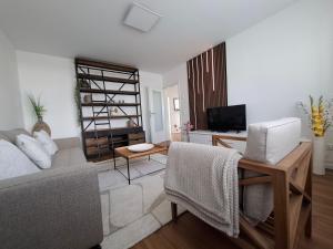 un salon avec un canapé et une table dans l'établissement Charmante Ferienwohnung in Tecklenburg, à Tecklembourg