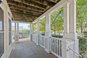 オーシャンシティにある27 Island Edge - Sunset Island Family Luxury Townhomeの白柱のポーチ