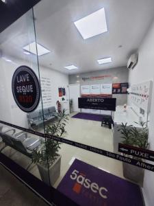 una tienda con una señal en medio de una habitación en SUPER FLAT 180 graus em Angra dos Reis , Frente Mar na Marina Piratas com estacionamento gratuito, en Angra dos Reis