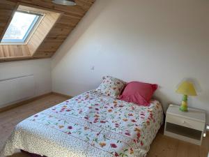 una camera da letto con un letto e una finestra di Maison Yvonne 